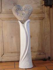 Unikat Herz, hier als Hochzeitsgeschenk. Regenbogensandstein mit eingelassener Kristallkugel auf Lindenholzsockel,  ca. 90/ 30/ 20 cm. Preis ohne Beschriftung, € 1.198,00