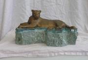 Unikat Löwe, Keramik bronziert auf grünem Quarzit 33/ 19/ 20 cm, €  320,00